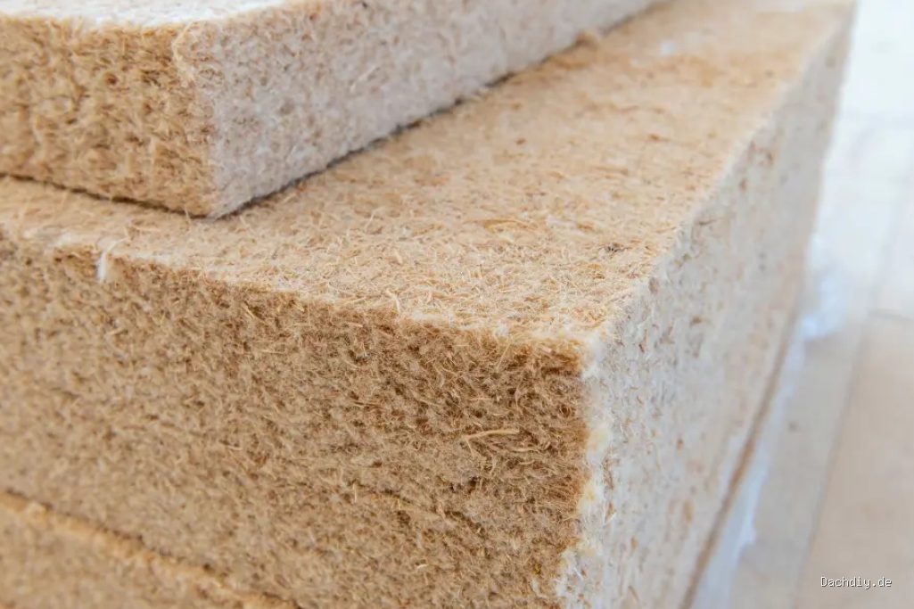 Holzfaserdämmung vs Mineralwolle Hitzeschutz im Sommer und Dämmwert im Vergleich